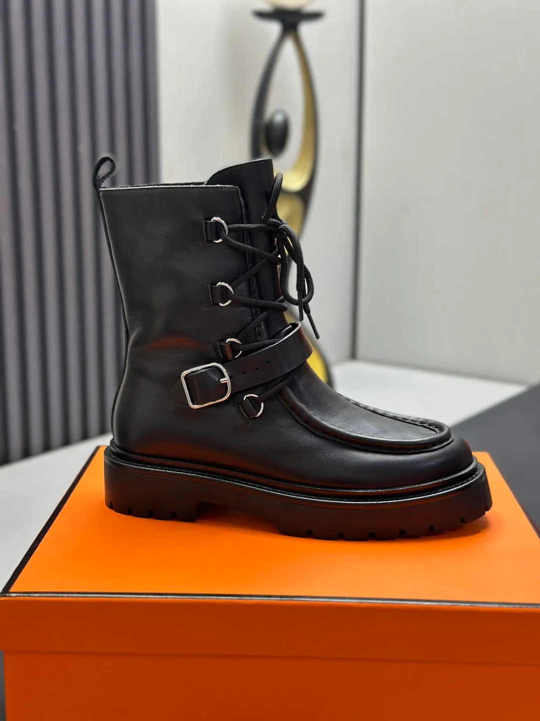 👟👟Ex-factory price 820👟👟 Hermes Martin boots fe new arrival~ Autumn and winter new Bouncing Martin boots casual shoes, the most comfortable shoes from Hermès, no one else⃣️, very light on the feet and good-looking, you will not feel tired when you go shopping and running around👍 The cowhide stitching feels good, very beautiful and versatile, very light and comfortable Hermès GD9321 is perfect for both sports and leisure. It feels great when you step on it! ✔️Fabric: Imported cowhide ✔️Inner lining: Imported silk sheepskin for lining insoles ✔️Outsole: Seamless combination of IP+TPU (multi-color letters) German technology irradiation machine ✔️Size: #35-40 code 🎁Top quality, simultaneous full set of packaging
